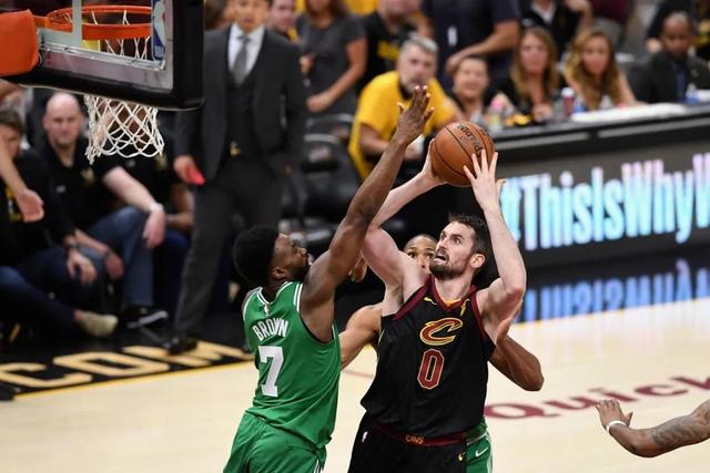 大满贯！琼奎尔·琼斯拿过MVP+FMVP+AMVP+总裁杯MVP WNBA历史首人